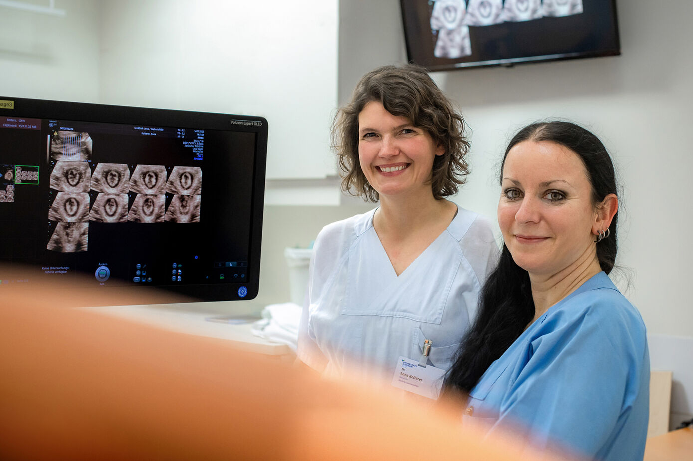 Dr. Alexandra Köhler (rechts im Bild) und Dr. Anna Kolterer, Oberärztinnen der Klinik für Geburtsmedizin am UKJ, bieten betroffenen Frauen eine Anlaufstelle bei Beckenbodenfunktionsstörungen nach Schwangerschaft und Geburt. Foto: Inka Rodigast/UKJ