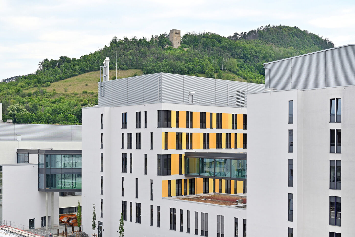 Mit der Einweihung des Gebäude A5 befinden sich alle somatischen Kliniken des Universitätsklinikums Jena an einem zentralen Standort in Lobeda. Foto: UKJ/Michael Szabó