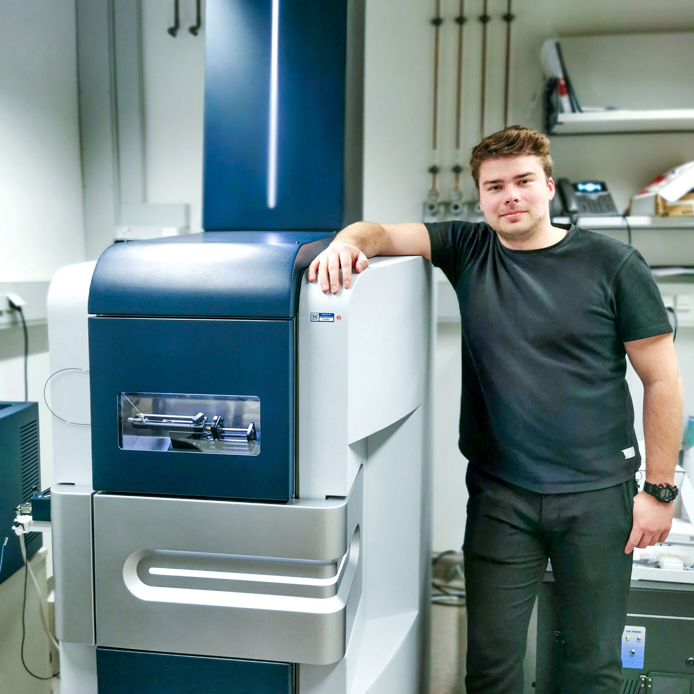 Denys Oliinyk, hier am Massenspektrometer, freut sich auf den Austausch mit Wissenschaftlern aus der ganzen Welt. Foto: UKJ