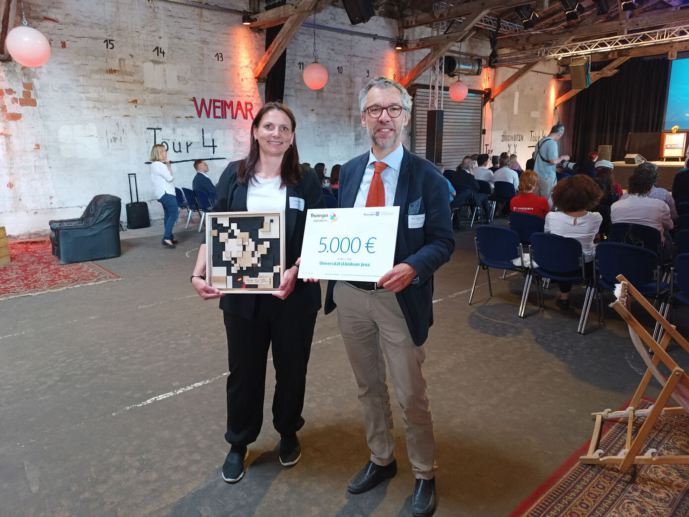 Sandra Hillesheim, Koordinatorin WeCaRe-Agentur, und Prof. Orlando Guntinas-Lichius, Bündniskoordinator WeCaRe und Direktor der Klinik für HNO am UKJ bei der Preisverleihung des Thüinger Digitalpreises 2023. Foto: Mothes/FSU