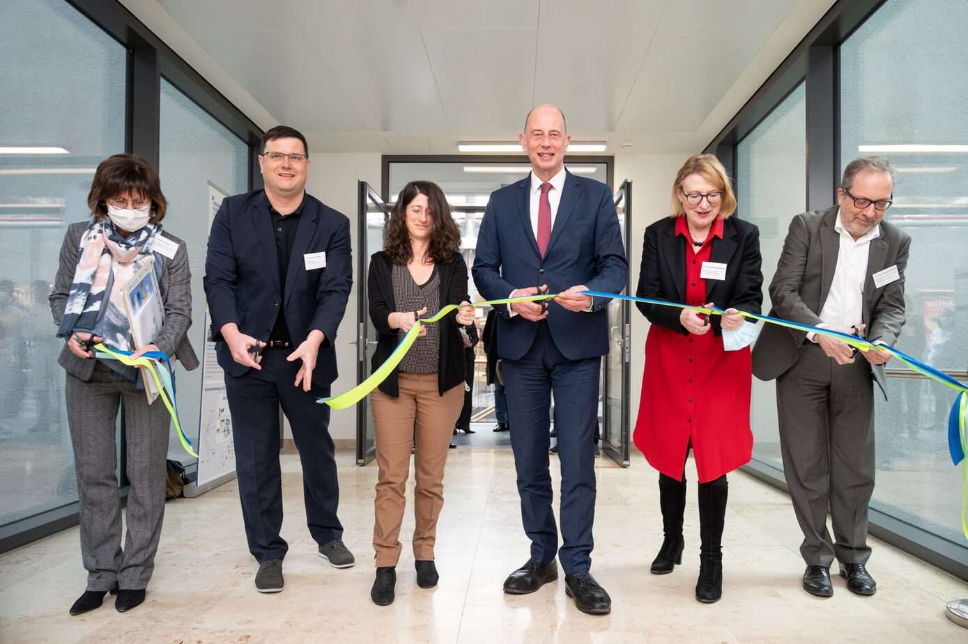 Das Gebäude A5 wurde feierlich eröffnet: v.l.: Karen Treuter, Leiterin Geschäftsbereich Neubau am UKJ, Christian Strauss, Architekt wörner traxler richter planungsgesellschaft mbh, Prof. Barbara Schönig, Staatssekretärin des Thüringer Ministeriums für Infrastruktur und Landwirtschaft, Wolfgang Tiefensee, Minister des Thüringer Ministeriums für Wirtschaft, Wissenschaft und Digitale Gesellschaft; Dr. Brunhilde Seidel-Kwem, Kaufmännischer Vorstand und Sprecherin des Klinikumsvorstands des UKJ, Prof. Thomas Kamradt, Wissenschaftlicher Vorstand des UKJ. Foto: UKJ/Heiko Hellmann