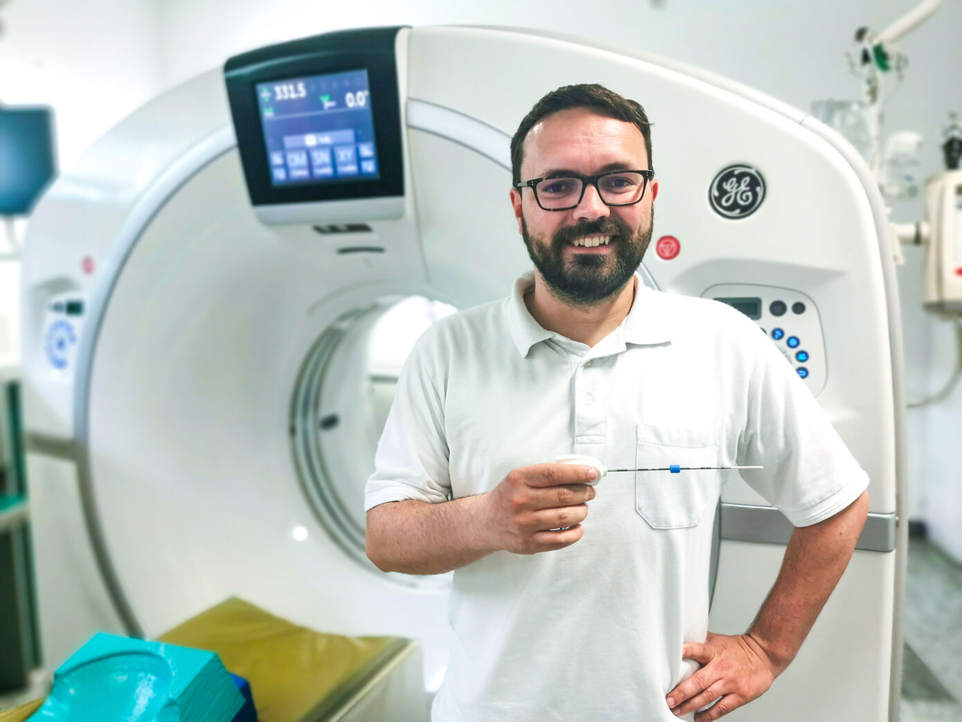 Mit einer speziellen Sonde hat Dr. Florian Bürckenmeyer, Oberarzt am Institut für Diagnostische und Interventionelle Radiologie, den gutartigen Tumor hitzebehandelt. Foto: UKJ