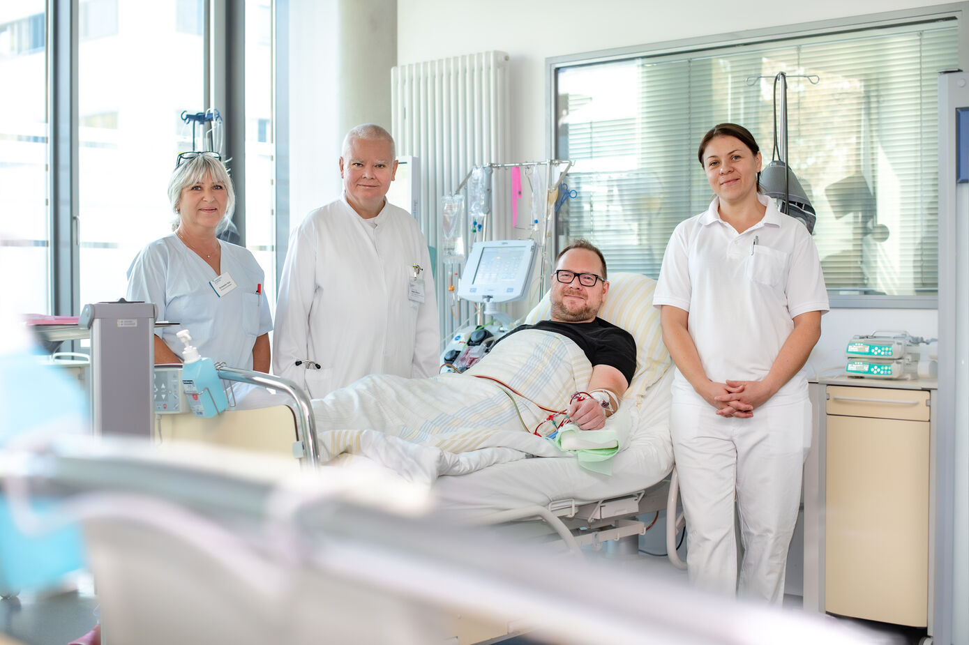 Torsten Sieblist ist regelmäßig zur Behandlung am Uniklinikum Jena. Unter anderem erhält er im Institut für Transfusionsmedizin seine Immunadsorption. 

Auf dem Bild zu sehen sind von links: Schwester Gabi, Institut für Transfusionsmedizin, Prof. Peter Oelzner, Leiter des Funktionsbereichs Rheumatologie der Klinik für Innere Medizin III, Patient Torsten Sieblist und Dr. Agnieszka Hilge, Fachärztin für Transfusionsmedizin. Foto: Inka Rodigast/UKJ  
