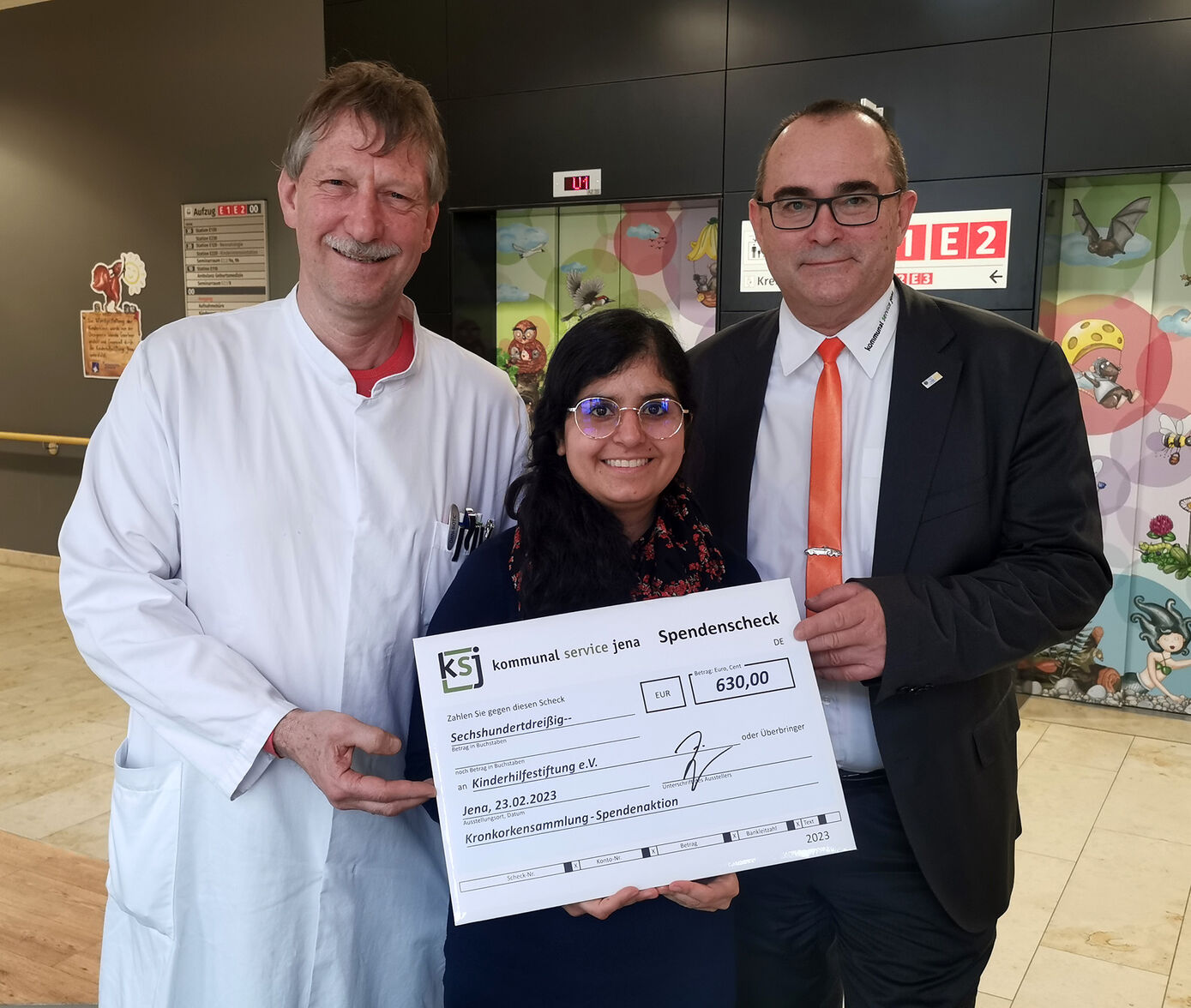 Uwe Feige vom KSJ und Shabnam Staudt übergeben einen Spendencheck an Prof. Dr. Hans Proquitté, Leiter der Kinderhilfestiftung Jena (v.r.). Foto: UKJ