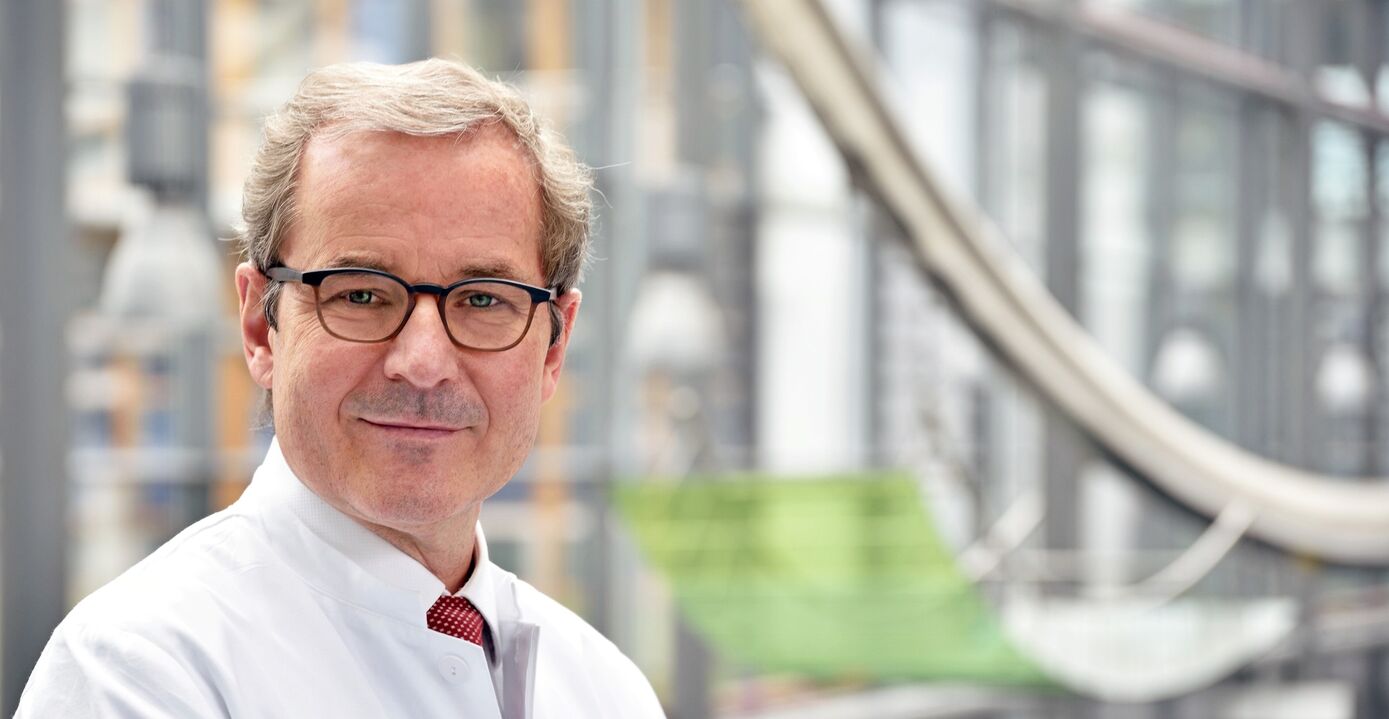 Prof. Andreas Stallmach, Klinik für Innere Medizin IV am UKJ, erklärt, warum der Darm so einen starken Einfluss auf uns hat. Foto: UKJ/Schroll