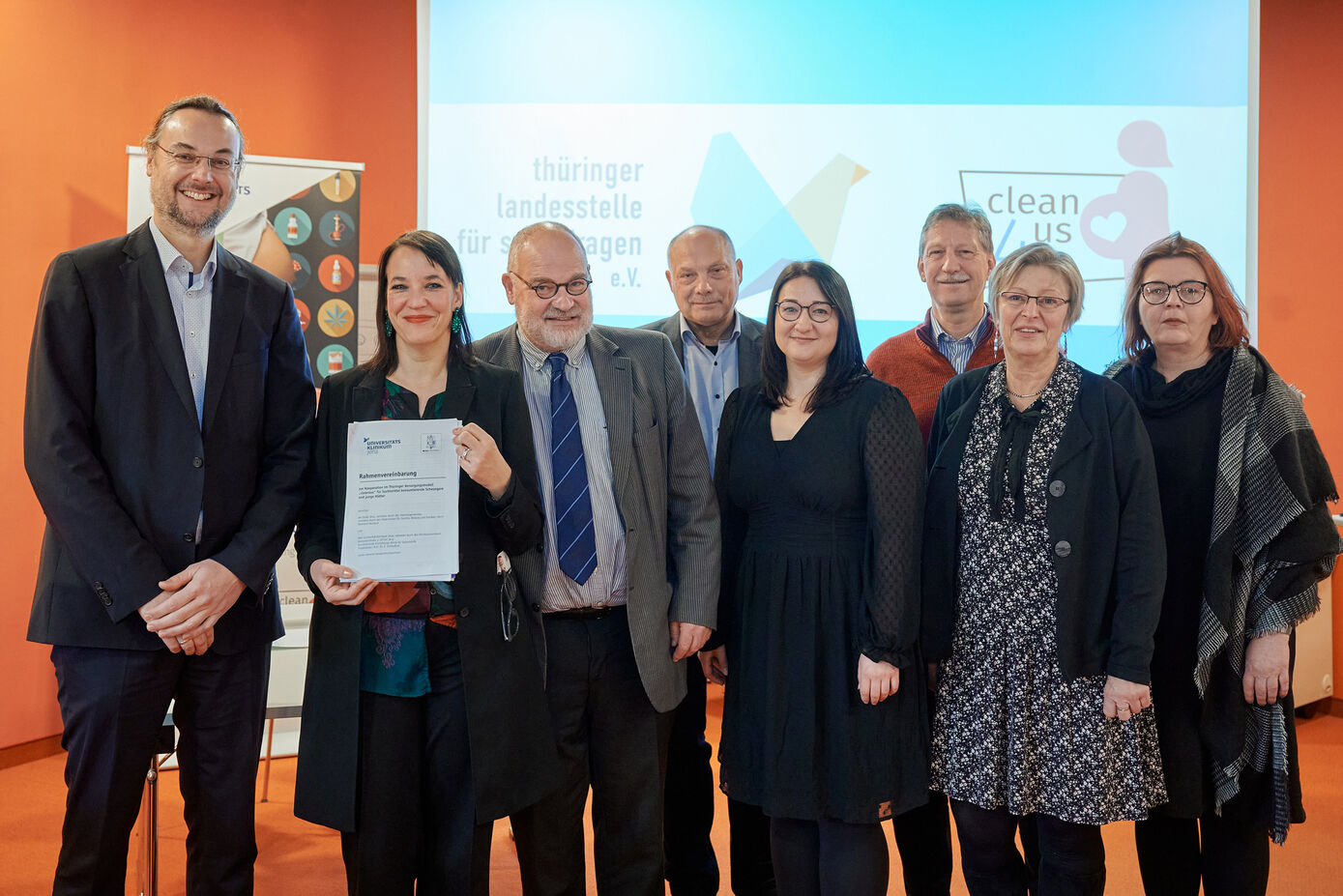 Im Bild v.l.n.r.:  Prof. Dr. Martin Walter, Direktor Klinik für Psychiatrie und Psychotherapie; Liane Menke, Projektkoordinatorin; Prof. Dr. Ekkehard Schleußner, Projektleiter, Direktor Klinik für Geburtsmedizin; Eberhard Hertzsch, Sozialdezernent Jena; Frau Helbing,  Thüringer Landesstelle für Suchtfragen; Prof. Dr. Hans Proquitté, Kommissarischer Direktor Klinik für Kinder- und Jugendmedizin; Frau Dr. Preiß, SiT - Suchthilfe in Thüringen; Frau Plöttzner, Hilfe zur Selbsthilfe – Begegnung Jena e.V. Foto: Heiko Hellmann, UKJ