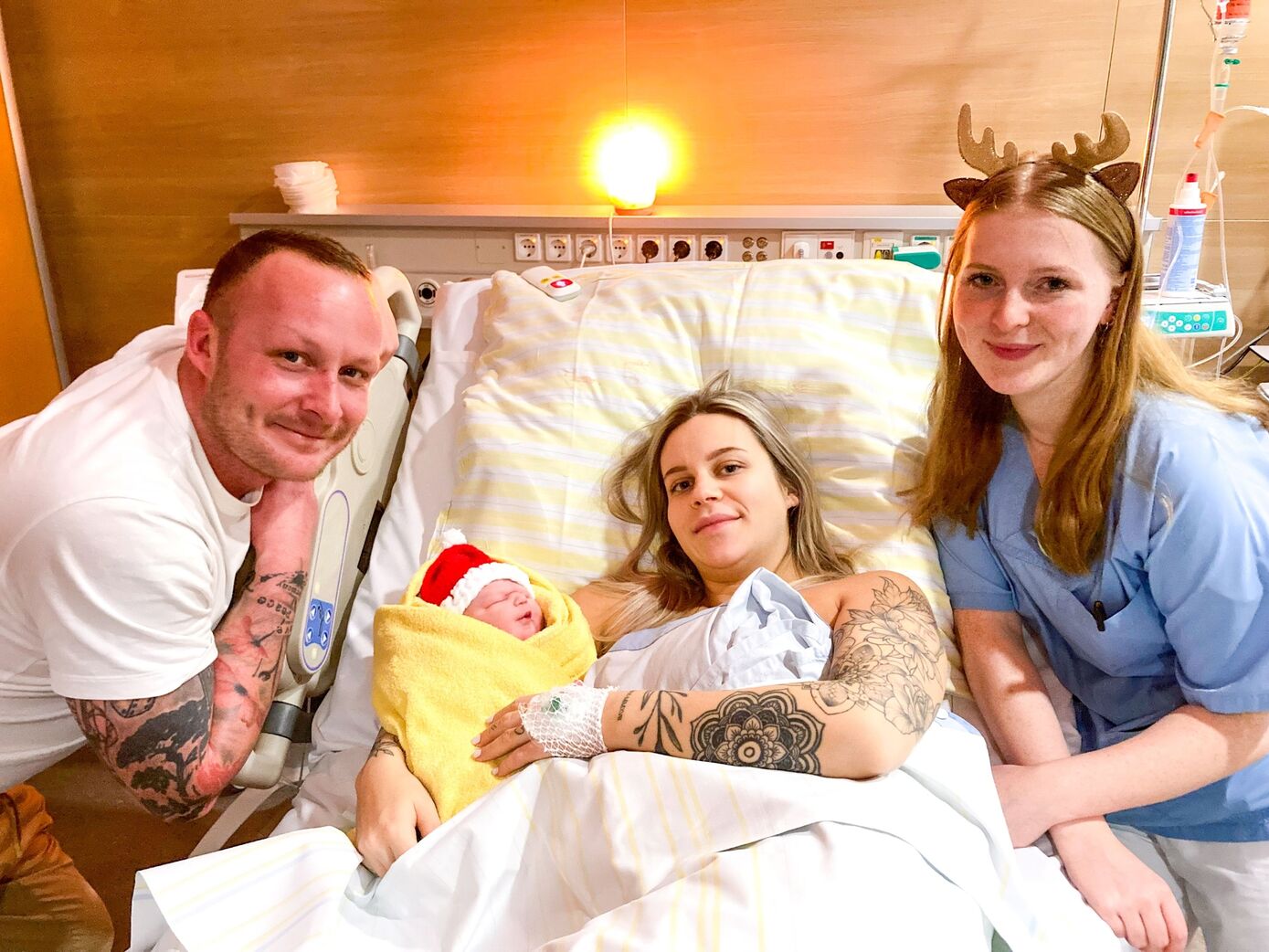 Papa Christian und Mama Anna-Lena Palke mit der kleinen Lina und Hebamme Lilu. Foto: UKJ