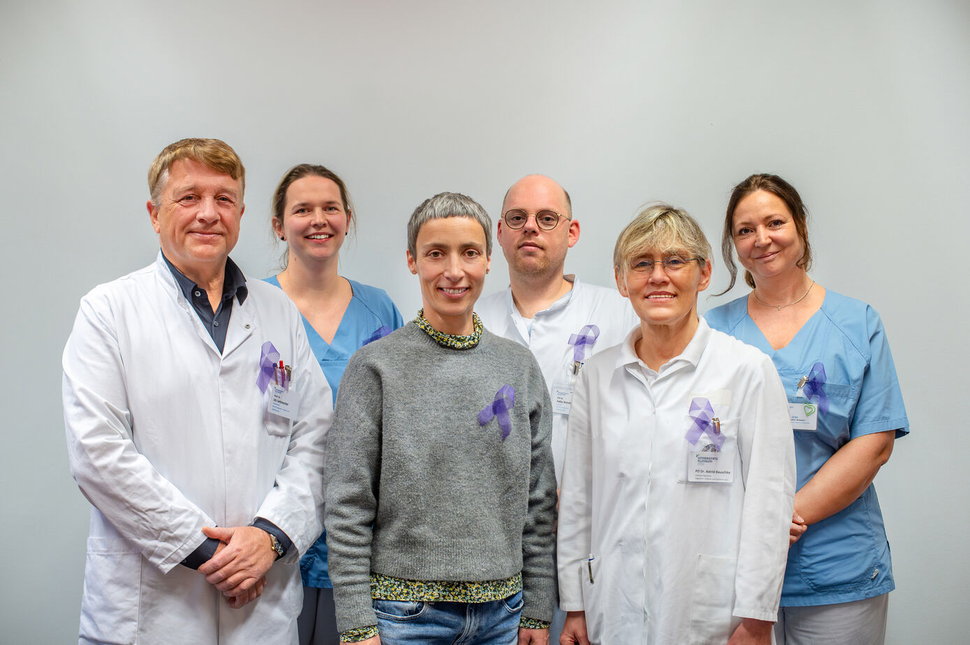 Das Team des Pankreaskrebszentrums, zusammen mit Patientin Susann Eismann, macht zum Weltpankreaskrebstag auf die heimtückische Erkrankung aufmerksam. Foto: Inka Rodigast/UKJ