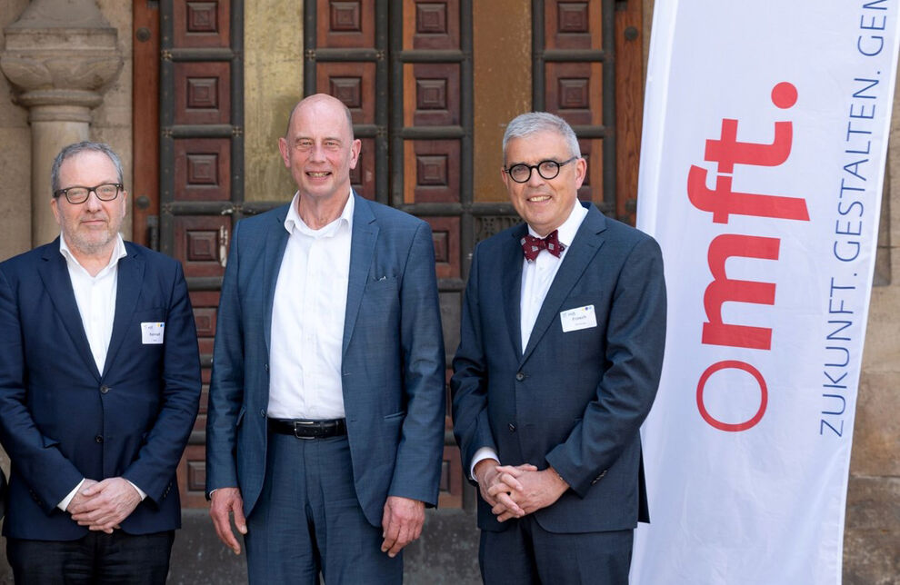 v.l.: Prof. Thomas Kamradt, Wissenschaftlicher Vorstand des UKJ, Wolfgang Tiefensee (Thüringer Minister für Wirtschaft, Wissenschaft und
Digitale Gesellschaft) und Prof. Matthias Frosch, Präsident des MFT. Foto: UKJ/MFT