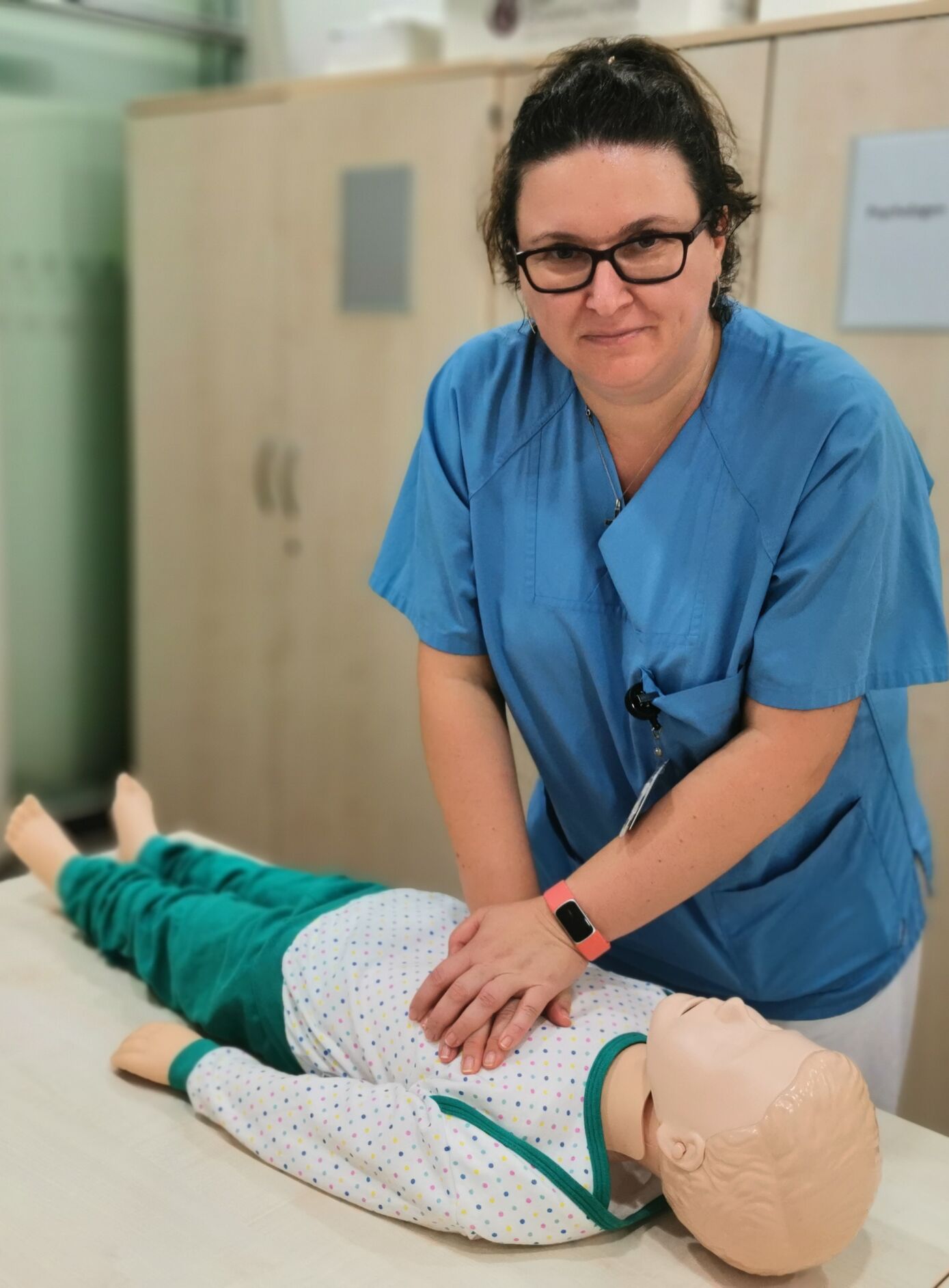 Melanie Reiss, Gesundheits- und Kinderkrankenpflegerin, leitet den Erste Hilfe-Kurs 2 am 10. September. Foto: Korneli/UKJ