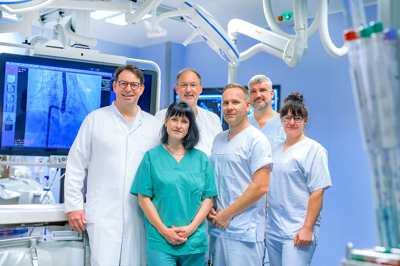 Prof. Dr. Christian Schulze und sein Team der Klinik für Innere Medizin I, Kardiologie, behandeln im Herzkatheterlabor kaputte Trikuspidalklappen mit einem neuen Verfahren. Foto: Rodigast/UKJ