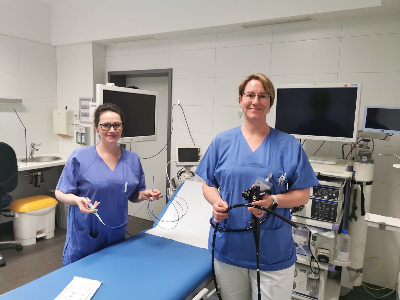 Ab sofort sind auch endoskopische Untersuchungen in der Hochschulambulanz in der Fregestraße möglich: Schwester Martina Krüger (l.) und Leiterin Dr. Jessica Rüddel. Foto: UKJ

