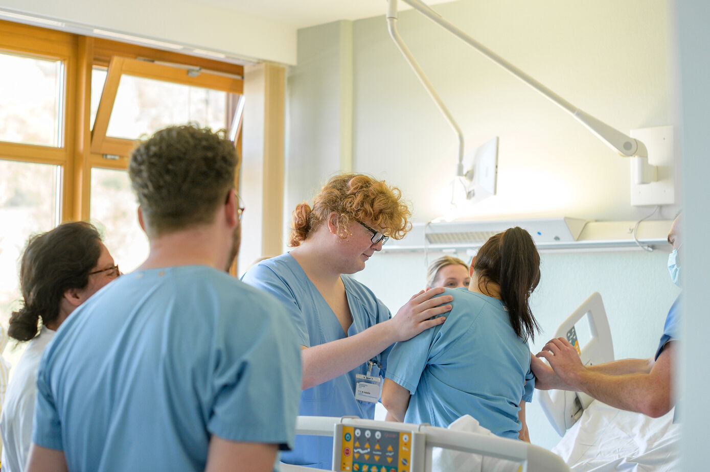 Praktische Übungen wie hier eine Transferschulung sind Teil der der interprofessionellen Schlaganfall-Ausbildung (InSta) am UKJ. Foto: Rodigast/UKJ