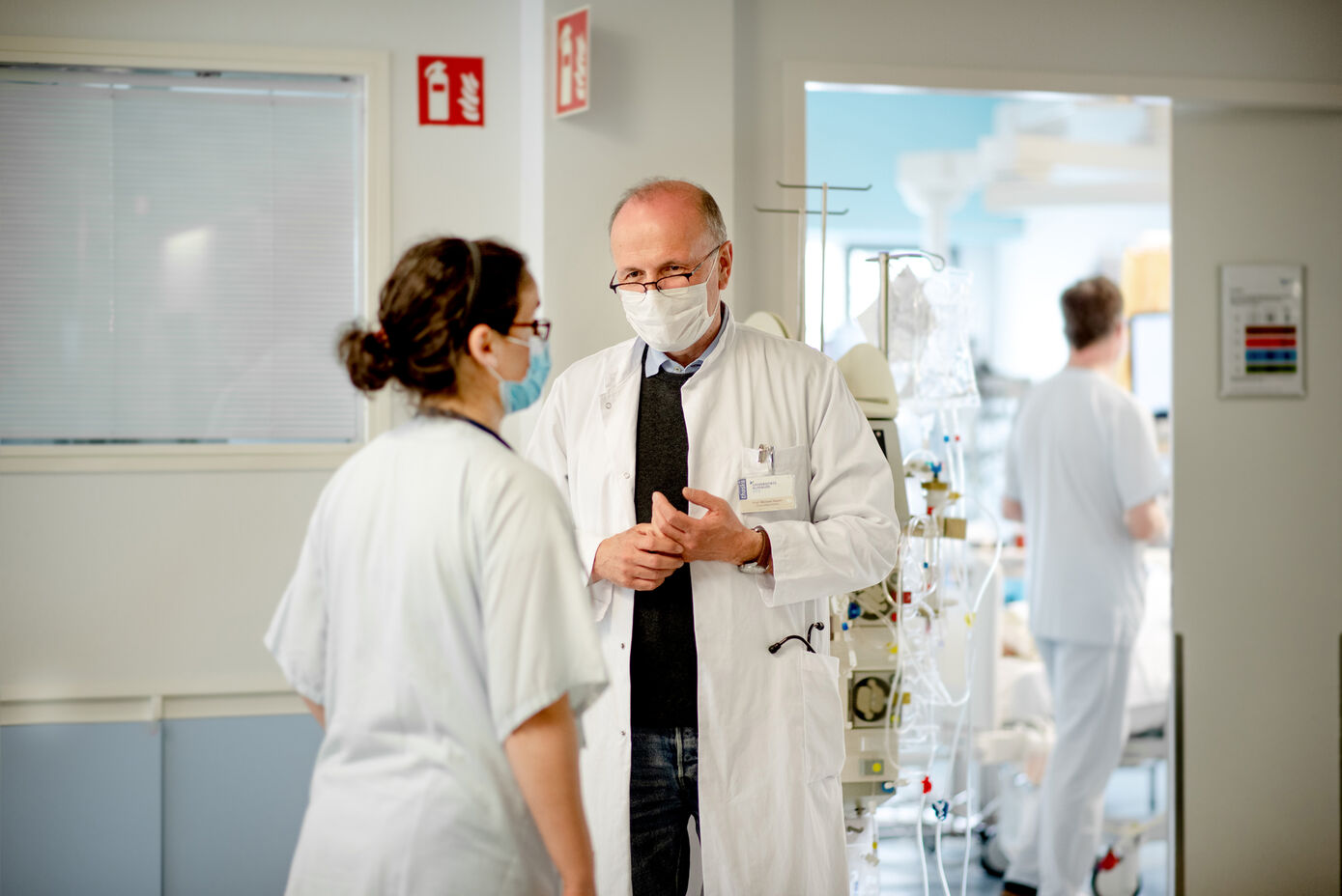 Professor Michael Bauer während der Pandemie auf einer der Intensivstationen am UKJ: Die Versorgung von COVID-19-Patienten hat die Leistungsfähigkeit der Intensivmedizin deutlich gemacht. Foto: Rodigast/UKJ