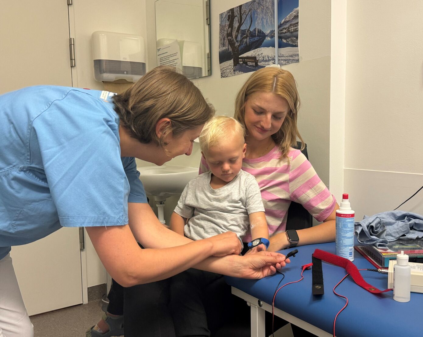 Emil mit Mama Marlene (rechts) bei einer Untersuchung im Mukoviszidosezentrum des UKJ. Foto: UKJ