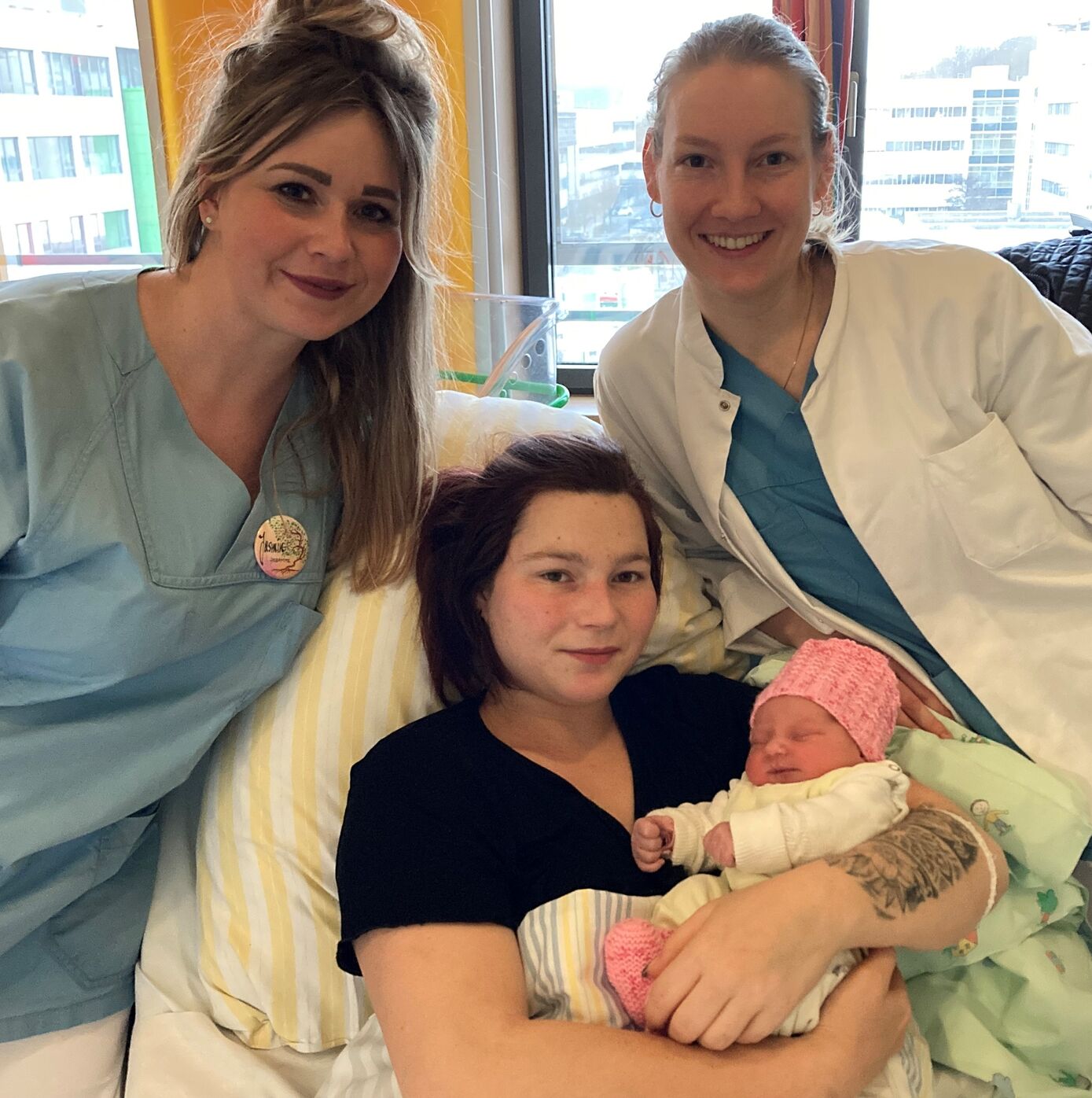 Besonderer Start ins neue Jahr: Die kleine Maria Andrea im Arm von Mama Lea Sophie. Foto: UKJ