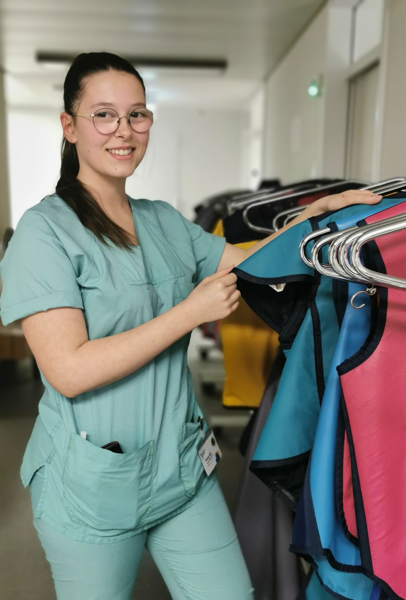 Vivian macht die Ausbildung zur Operationstechnischen Assistentin am UKJ und ist beim Infotag „Ausbildung, Studium & mehr“ dabei. (Foto: Korneli/UKJ)