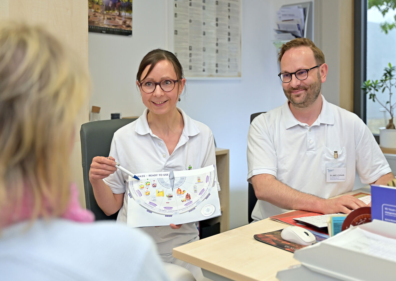 Sie leiten die Sprechstunde für seltene angeborene Stoffwechselerkrankung bei Erwachsenen: PD Dr. Nicolle Müller (mitte) und Oberarzt Dr. Sebastian Schmidt (rechts) aus dem Fachbereich Endokrinologie und Stoffwechselerkrankungen der Klinik für Innere Medizin III am UKJ. (Foto: UKJ/Szabó)