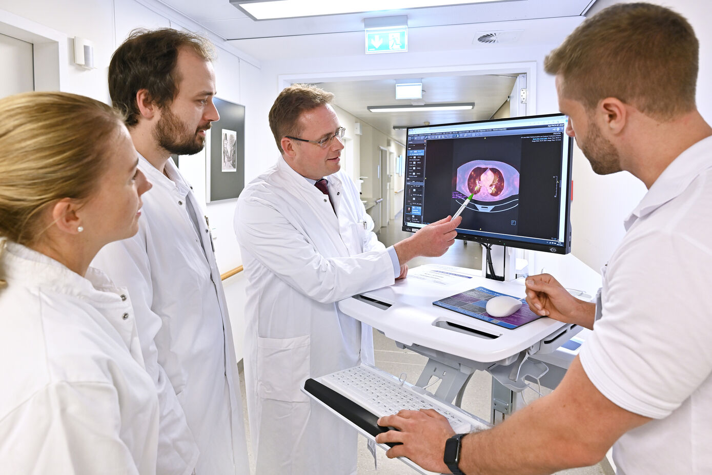 Das Ärzteteam um Prof. Dr. Alexander Pfeil, Leiter des Rheumazentrums, diskutiert den Behandlungsplan für einen Patienten. Foto: UKJ