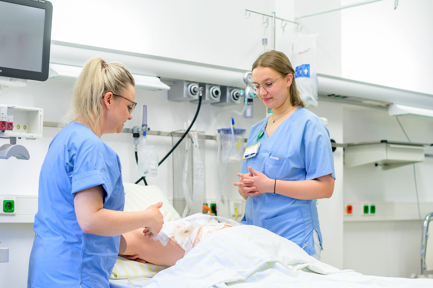 Ausbildungsleitungen und Pflegeazubis zeigen beim Pflegewalk Stationen und Ambulanzen des UKJ. Foto: Rodigast/UKJ.