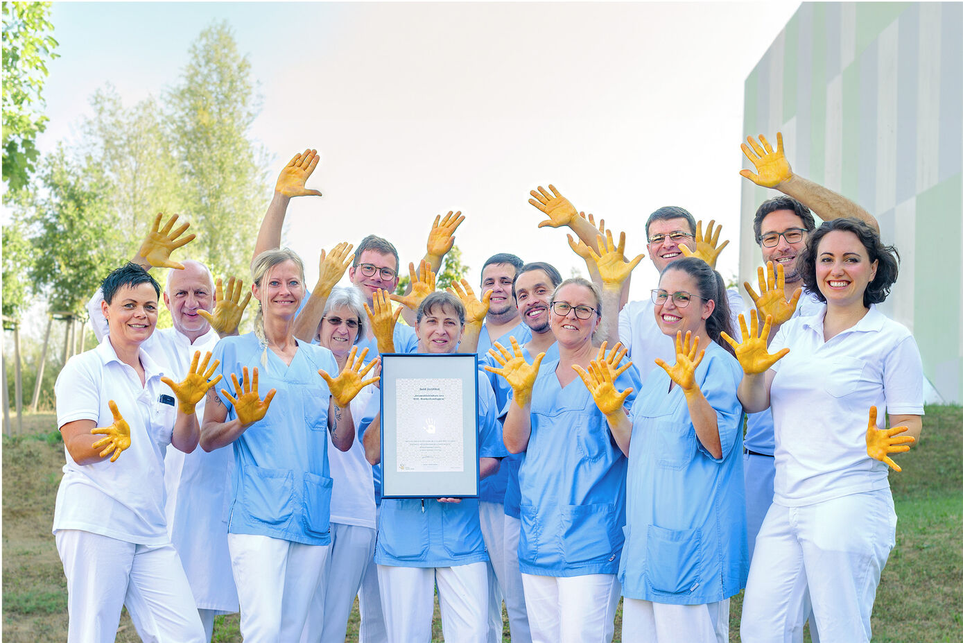 Das Team der Krankenhaushygiene am UKJ freut sich über das Gold-Zertifikat der „Aktion Saubere Hände“. Foto: Rodigast/UKJ