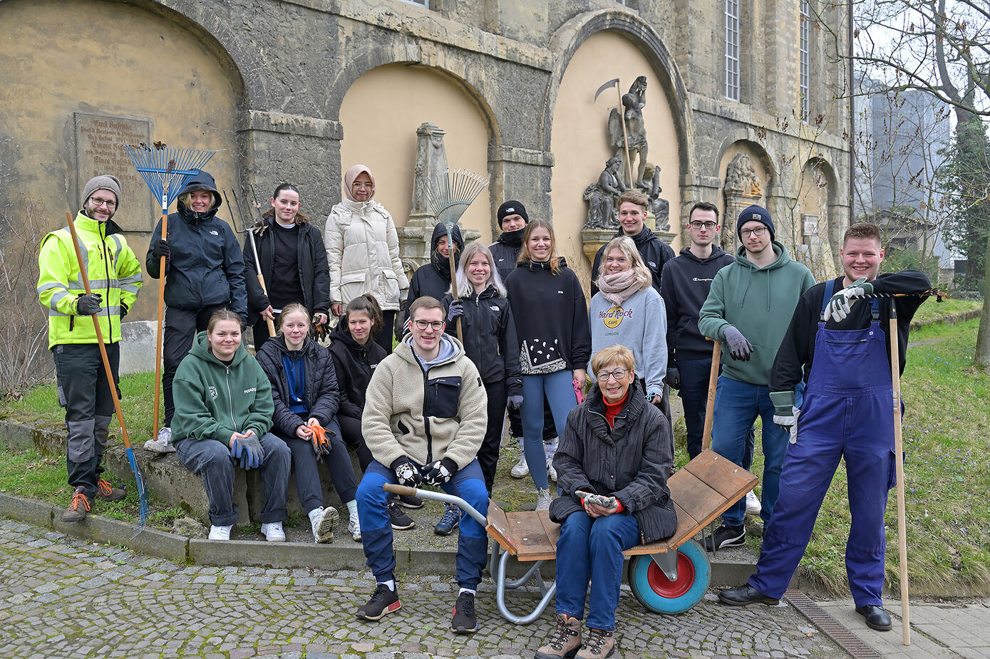 17 Pflegeazubis, Ausbildungsleiter und Vertreter vom Förderverein packten heute gemeinsam beim Frühjahrsputz des Johannisfriedhofs an. Auch der Spaß kam beim Gärtnern für die UKJ-Azubis nicht zu kurz. Fotos: Szabó/UKJ