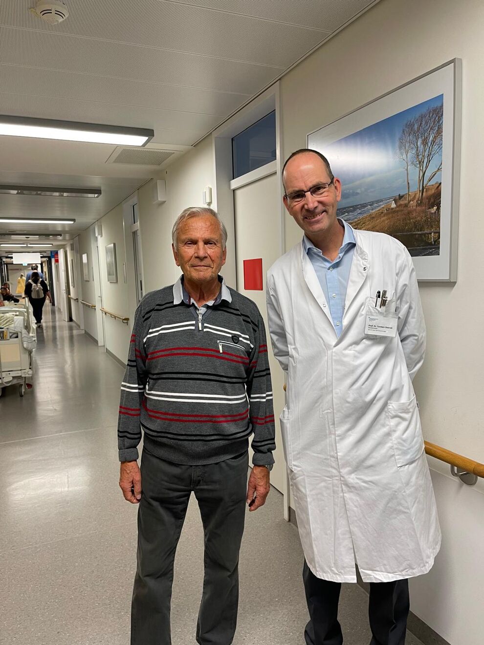 Hans Kurzhauer (links) wird vom Team um Prof. Dr. Torsten Doenst (rechts), Direktor der Klinik für Herz- und Thoraxchirurgie am UKJ, regelmäßig seit seiner Transplantation untersucht. Foto: UKJ