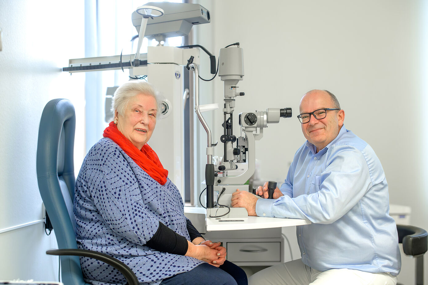 Das transplantierte Auge von Hannelore Till wird von Prof. Dr. Daniel Meller, Direktor der Augenklinik am UKJ, in einer Nachkontrolle genauestens untersucht. Foto: Rodigast/UKJ