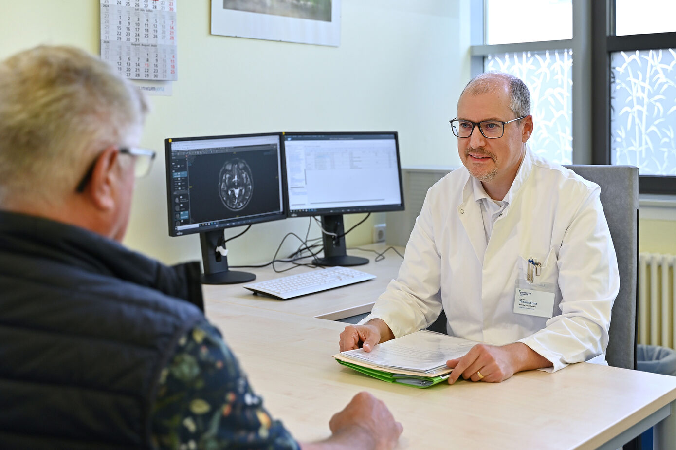 Prof. Dr. Thomas Ernst, ärztlicher Geschäftsführer des UTC und Leitender Oberarzt der JECTU, im Patientengespräch. Foto: UKJ