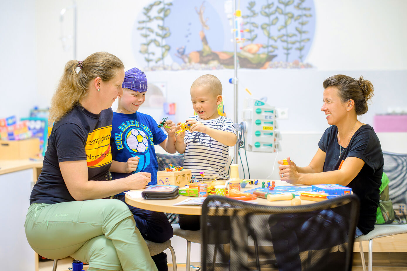 Finian (li.) und Fritz (re.) erhalten in der kinderonkologischen Tagesklinik am UKJ regelmäßig ihre Chemotherapie. Foto: Rodigast/UKJ