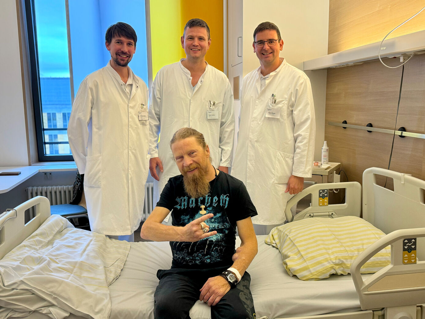 Acht Jahre musste Iceman Christian Haack (mitte) auf eine neue Niere warten. Diese wurde ihm im Nierentransplantationszentrum am Uniklinikum Jena erfolgreich transplantiert. Sein Ärzteteam freut sich mit ihm (v.l.: Dr. Johannes Ruhe, Oberarzt in der Klinik für Innere Medizin III, Dr. Rustam Galimov, Oberarzt in der Klinik für Urologie und Prof. Martin Busch, Leitender Oberarzt der KIM III) / Foto: UKJ