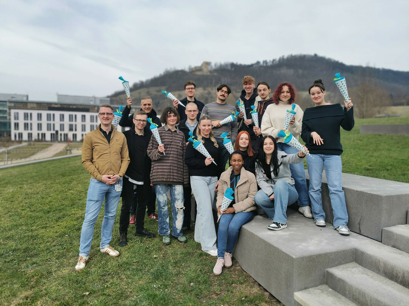 Mit Zuckertüten wird den neuen Pflegeazubis der Ausbildungsstart versüßt. (Foto: Korneli/UKJ)