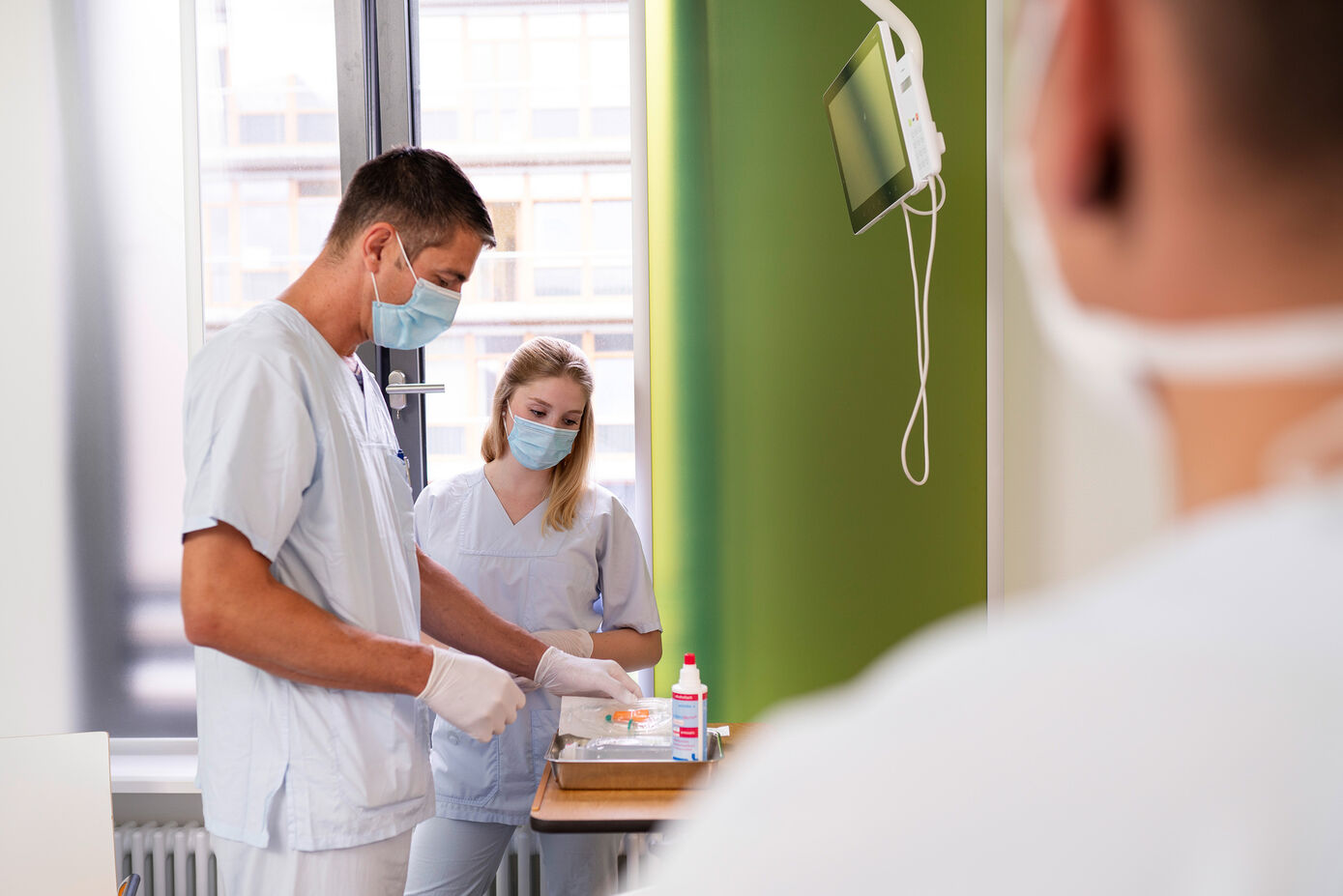 Ausbildungsleitungen und Pflegeazubis zeigen beim Pflegewalk Stationen und Ambulanzen. Foto: UKJ/Schroll