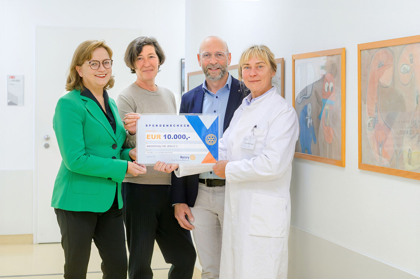 Präsidentin Cordula Boden (li.) und Schatzmeister Thomas Grimm (2.v.r.) vom Rotary Club Weimar-Bauhaus übergeben den Spendencheck an PD Dr. Ulrike John-Kroegel, Leiterin des KfH-Nierenzentrums und der Sektion Kindernephrologie der Klinik für Kinder- und Jugendmedizin am UKJ (re.), und Psychologin Judith Mannich (2.v.l.). Foto: Rodigast/UKJ