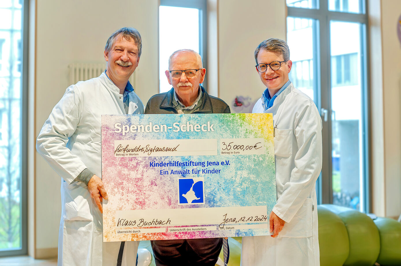 Prof. Dr. Hans Proquitté, Vorstand der Kinderhilfestiftung Jena e.V., gemeinsam mit Klaus Buchbach und Prof. Dr. Till Milde, Direktor der Klinik für Kinder- und Jugendmedizin am UKJ (v.l.n.r.). Foto: Rodigast/UKJ