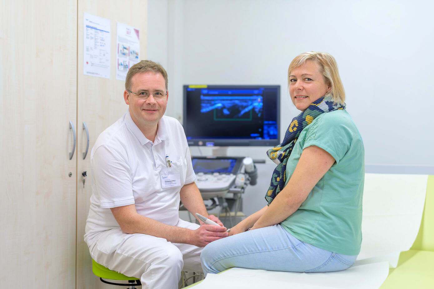 Prof. Dr. Alexander Pfeil, Leiter des Rheumazentrums, bei der Kontrolluntersuchung mit Psoriasisarthritis-Patientin Susann Schertel. Im Rheumazentrum wurde sie auf ein neues Medikament eingestellt. Foto: Inka Rodigast/UKJ