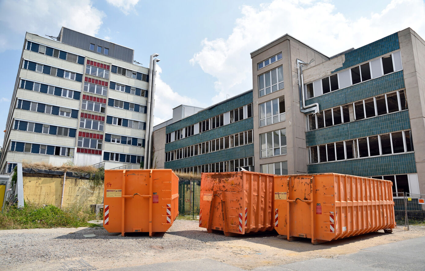 Aktuelle Außenansicht auf das Gebäude der Klinik für Innere Medizin in Lobeda (Foto: UKJ/Szabó)