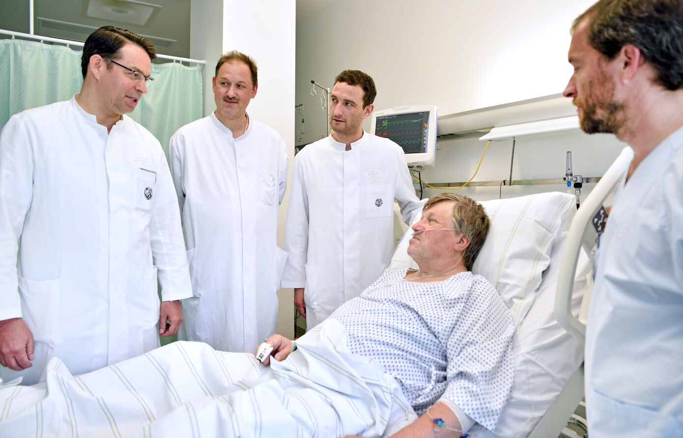 Auf dem Foto sind abgebildet: (von links) Klinikdirektor Professor Dr. Christian Schulze, Dr. Sven Möbius-Winkler, Oberarzt und Facharzt für Kardiologie, Dr. Daniel Kretzschmar, Oberarzt und Facharzt für Kardiologie, Patient Uwe Sander, Dr. Stefan Heymel (rechts.), Oberarzt auf der Intermediate Care Station (IMC). 