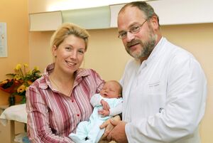 Will das geburtshilfliche Handwerkszeug bewahren: Prof. Ekkehard Schleußner, hier mit einer glücklichen Mutter. Foto: Schröder/UKJ 