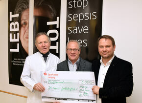 Sören Polster (r.) und sein Vater Lutz Polster (mitte) bei der Spendenübergabe mit Prof. Dr. Konrad Reinhart im Universitätsklinikum Jena. Foto: UKJ/Riese