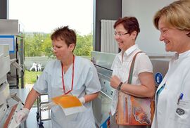 Institutsdirektorin Prof. Dagmar Barz (r.) und Krankenschwester Karola Müller (l.) demonstrieren Gesundheitsministerin Heike Taubert (mitte) das am UKJ entwickelte Verfahren zur Verarbeitung des Blutplasmas. Foto: UKJ/Szabo.