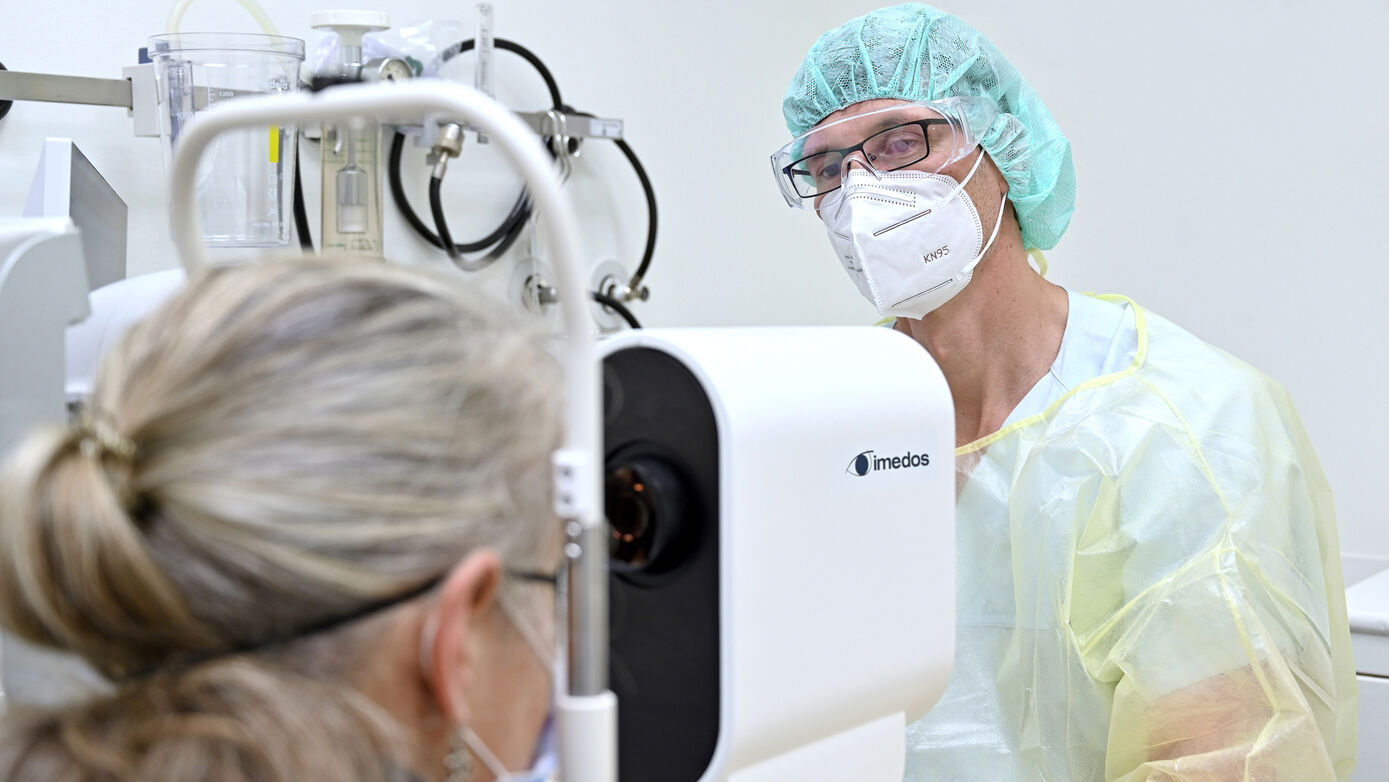 Dr. Daniel Vilser vom Universitätsklinikum Jena testet in einer Studie gemeinsam mit dem Jenaer Medizintechnikhersteller Imedos Systems GmbH, ob die Funktionsanalyse der Netzhautgefäße Aussagen zum Verlauf von COVID-19-Erkrankungen erlaubt.
Foto: Michael Szabó/UKJ