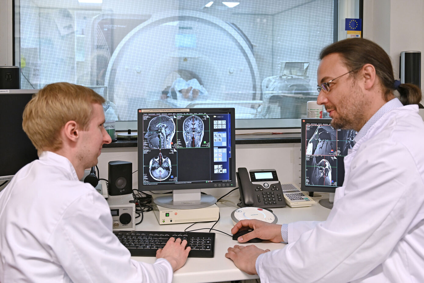 Looking for a prognostic marker for ketamine therapy in depression, Prof. Dr. Martin Walter (right) and Dr. Florian Götting from Jena University Hospital measure  brain network activity in the MRI.
Photo: Michael Szabó/UKJ