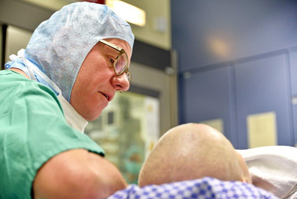 Forschungsteam der Uniklinika Jena und Leipzig untersuchte Studien zur Wirksamkeit von Hypnose im Rahmen operativer Eingriffe.