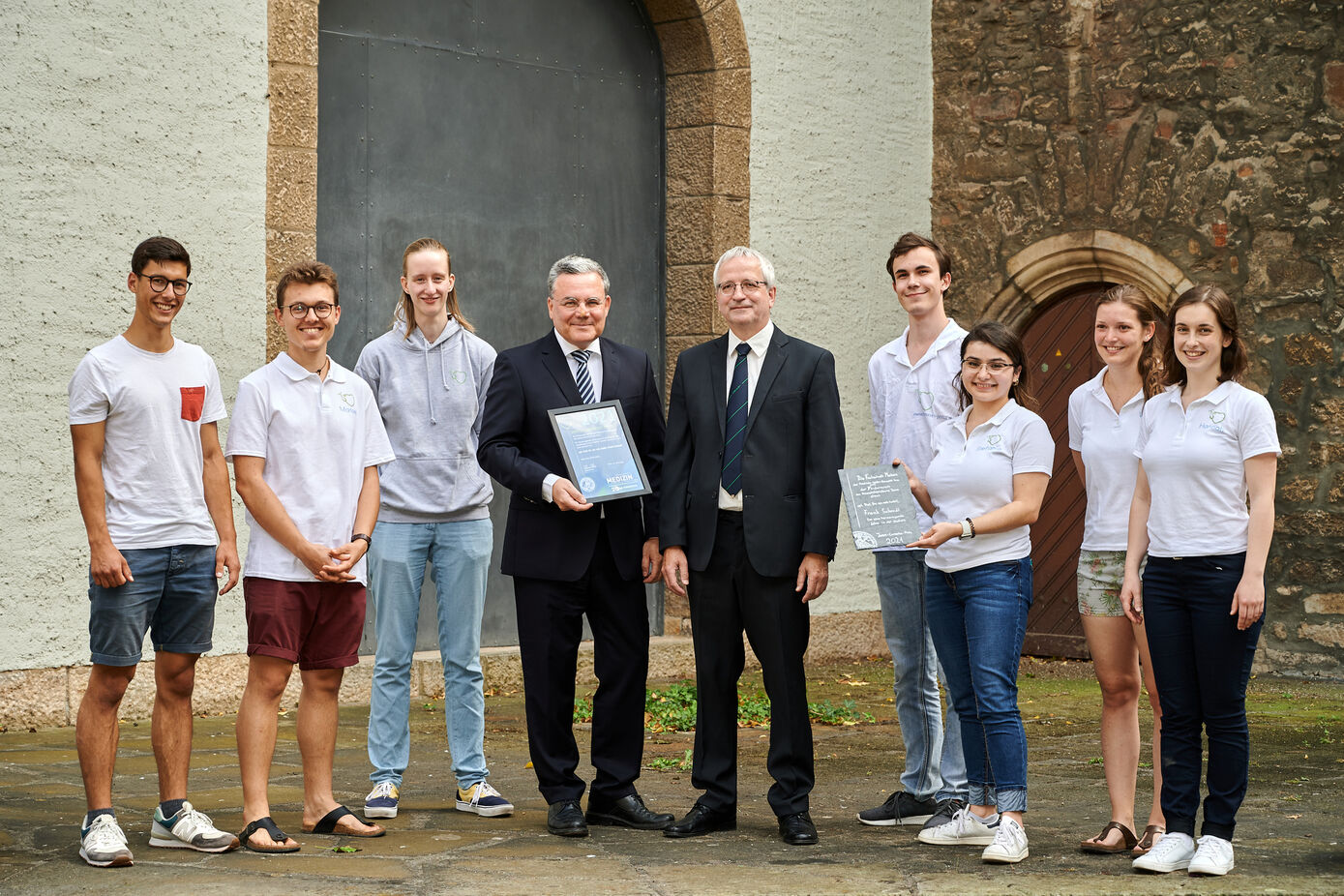 Zusammen mit PD Dr. Dr. Michael Kiehntopf vom UKJ-Förderverein (4. v.li.) zeichnen Medizinstudierende Prof. Dr. Frank Schmidl (5. v. li.) mit dem Janus-Cornarius-Lehrpreis 2021 aus 
Foto: Heiko Hellmann/UKJ
