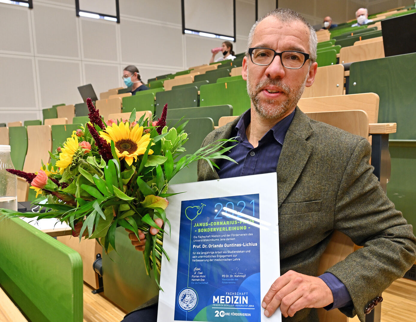 Die Studierenden der Medizinischen Fakultät zeichneten den langjährigen Studiendekan Professor Orlando Guntinas-Lichius für sein Engagement mit einem Sonder-Lehrpreis aus. Foto: Michael Szabó/UKJ