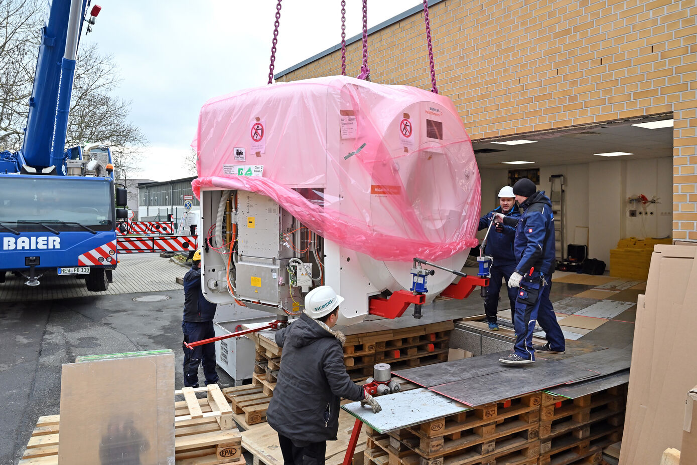 Ein neuer 3-Tesla-Magnetresonanztomograph wurde in das Werner-Kaiser-MRT-Forschungszentrum am Universitätsklinikum Jena gebracht. Foto: Michael Szabó/UKJ