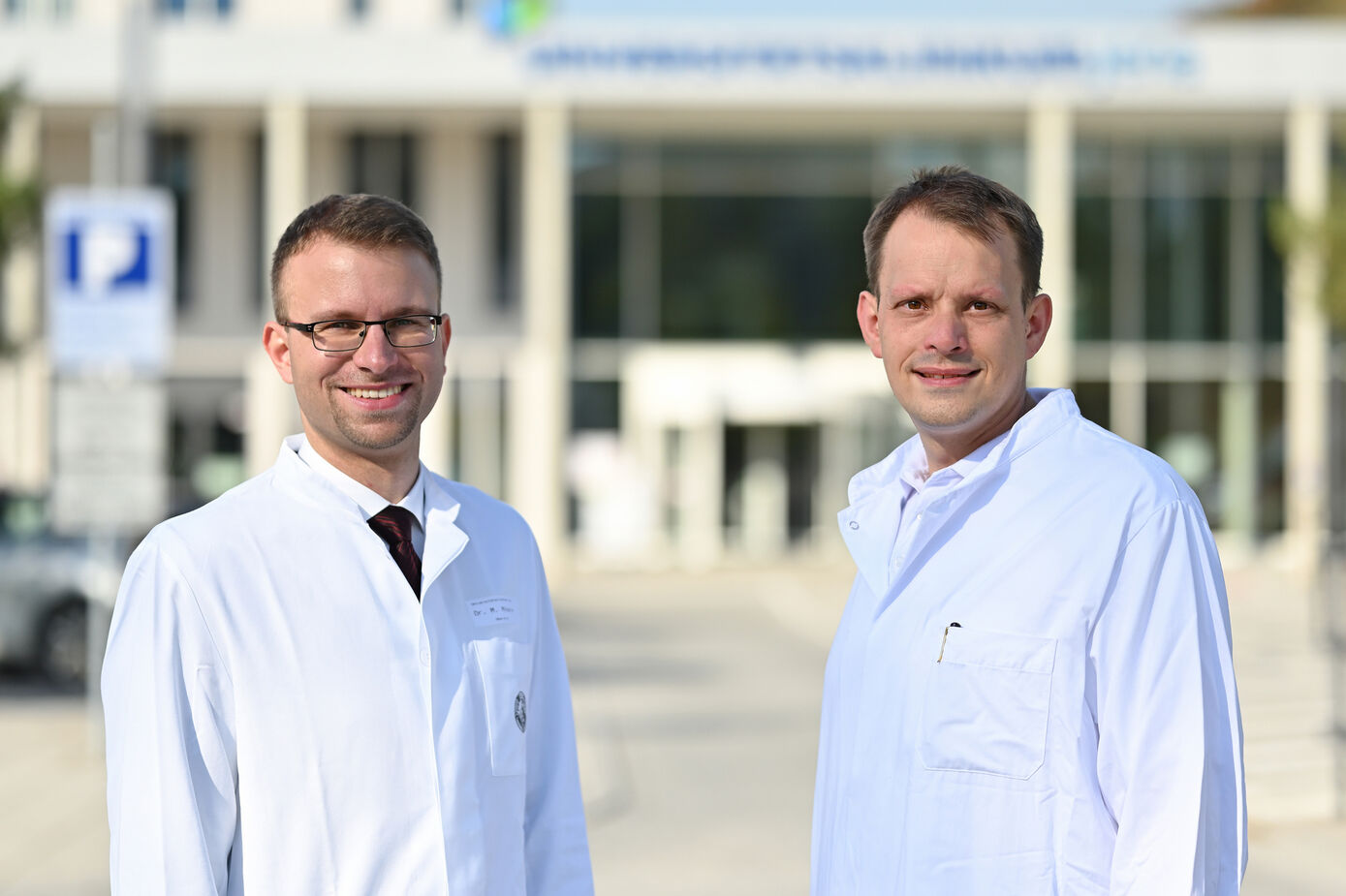 Ein Digital-Fellowship geht an die Mediziner PD Dr. Marcel A. Kamp (r.) und Dr. Matthias Mäurer. (Foto: Michael Szábo/UKJ)