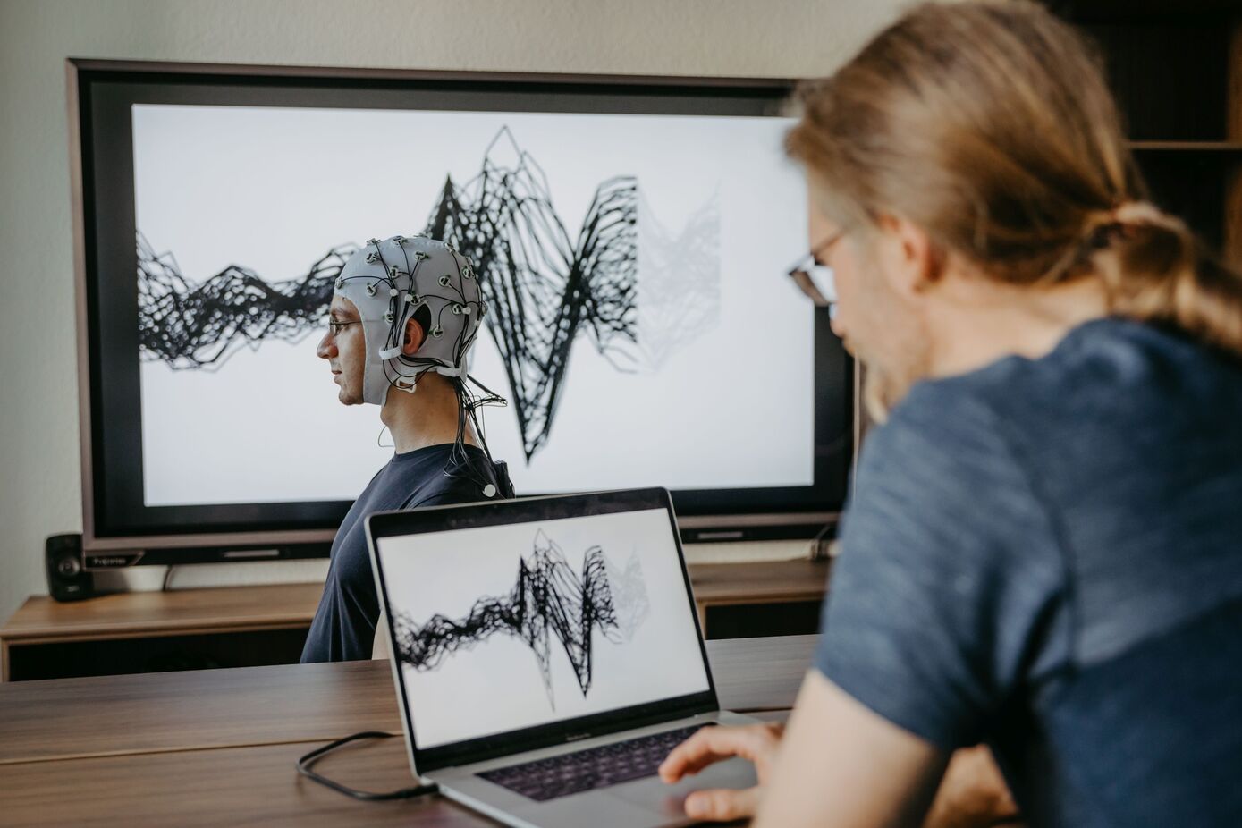 EEG-Messung der Hirnaktivität - am mitteldeutschen Standort des neuen Deutschen Zentrums für Psychische Gesundheit werden Wissenschaftler in Jena, Magdeburg und Halle den Einfluss von Immunfaktoren, aber auch vom Darm-Mikrobiom auf die Gehirnfunktion erforschen. 
Foto: Jana Dünnhaupt / Uni Magdeburg
