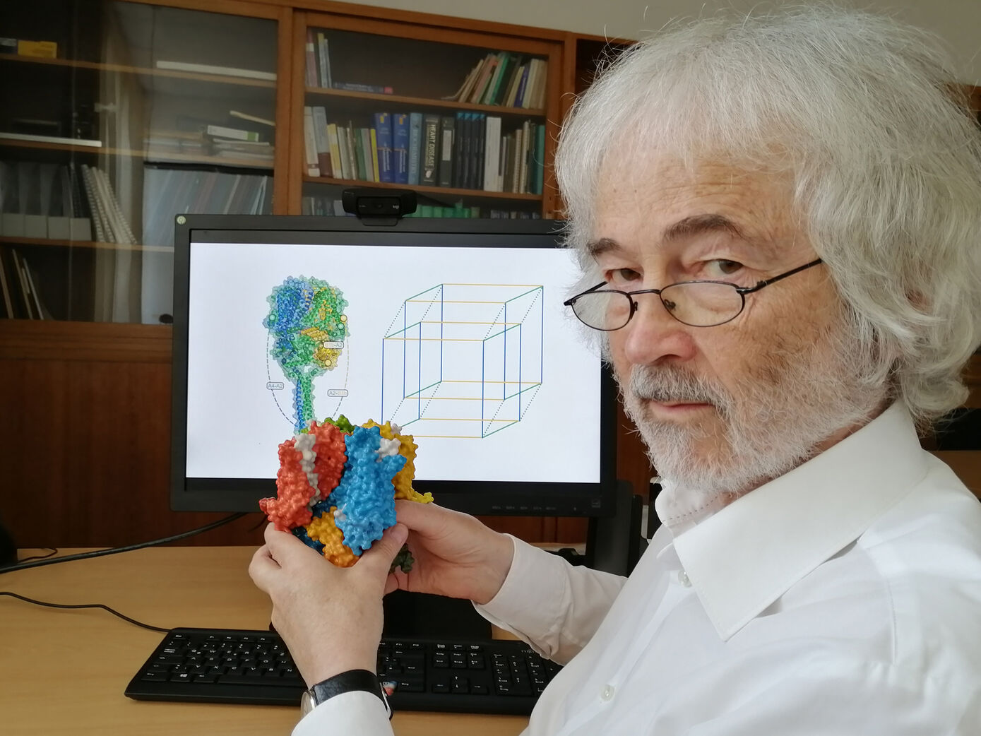 Ein Forschungsteam um Prof. Dr. Klaus Benndorf stellt eine Methode zur detaillierten Analyse des Schaltverhaltens komplex aufgebauter Membranrezeptoren vor.
Foto: Uta von der Gönna/UKJ